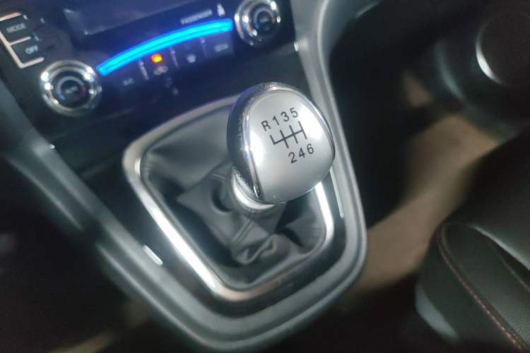 Used Haval H6 2013 Upgraded Model 1.5T Manual Two-Wheel Drive Elite Version Gear Lever