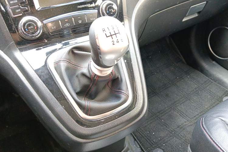 Used Haval H6 2013 Sports Edition 1.5T Manual Two-Wheel Drive Elite Model Gear Lever
