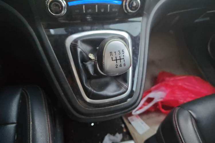 Used Haval H6 2013 Upgraded Model 1.5T Manual Two-Wheel Drive Elite Version Gear Lever