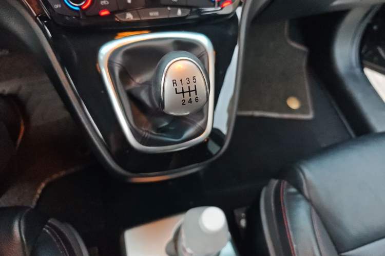 Used Haval H6 2013 Upgraded Model 1.5T Manual Two-Wheel Drive Prestige Version Gear Lever