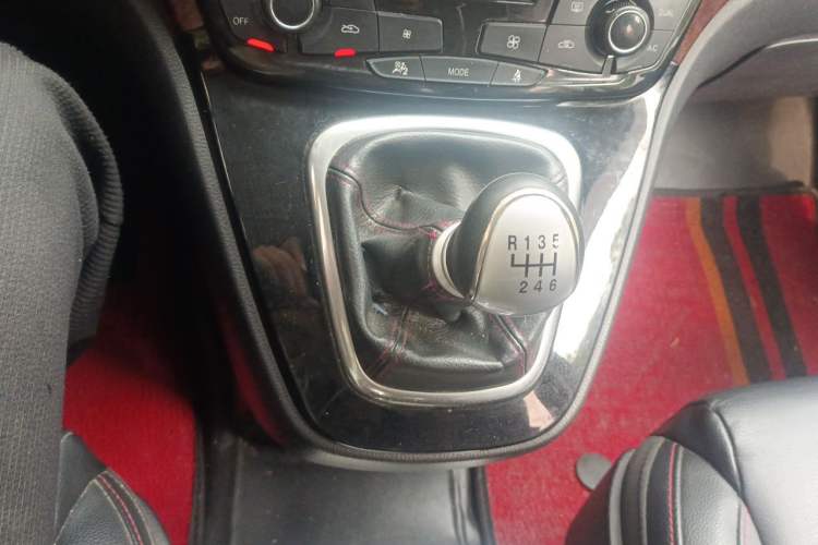 Used Haval H6 2013 Upgraded Model 1.5T Manual Two-Wheel Drive Prestige Version Gear Lever