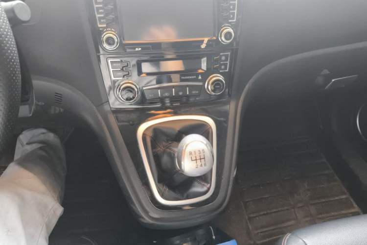 Used Haval H6 2013 Upgraded Model 1.5T Manual Two-Wheel Drive Elite Version Gear Lever