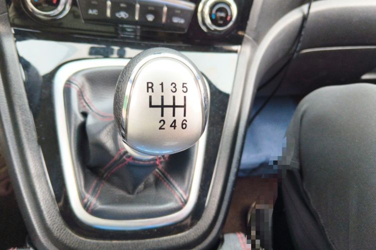 Used Haval H6 2013 Upgraded Model 1.5T Manual Two-Wheel Drive Elite Version Gear Lever