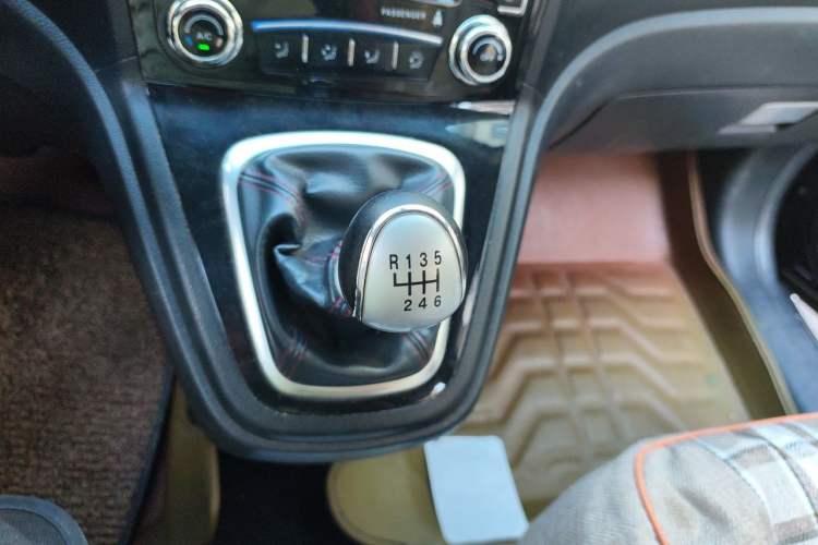 Used Haval H6 2013 Upgraded Model 1.5T Manual Two-Wheel Drive Urban Version Gear Lever
