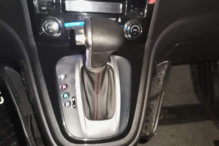 Used Haval H6 2013 Upgraded Model 2.4L Automatic Two-Wheel Drive Elite Version Gear Lever