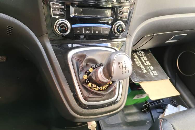 Used Haval H6 2013 Upgraded Model 1.5T Manual Two-Wheel Drive Elite Version Gear Lever