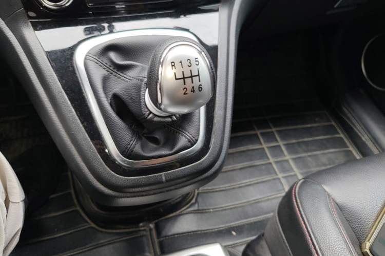 Used Haval H6 2013 Upgraded Model 1.5T Manual Two-Wheel Drive Elite Version Gear Lever