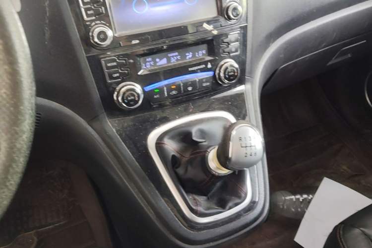 Used Haval H6 2013 Upgraded Model 1.5T Manual Two-Wheel Drive Elite Version Gear Lever