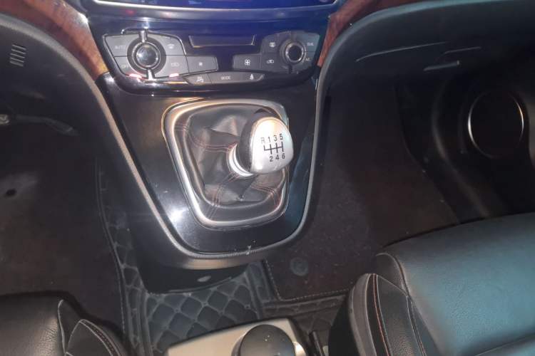 Used Haval H6 2013 Sports Edition 1.5T Manual Two-Wheel Drive Elite Model Gear Lever