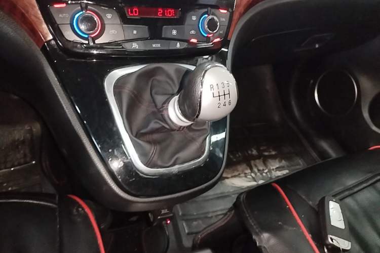 Used Haval H6 2013 Sports Edition 1.5T Manual Two-Wheel Drive Elite Model Gear Lever