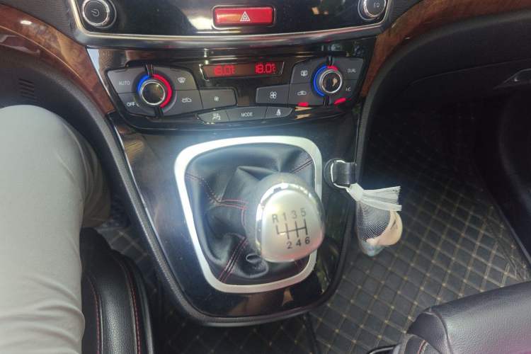 Used Haval H6 2013 Sports Edition 1.5T Manual Two-Wheel Drive Elite Model Gear Lever