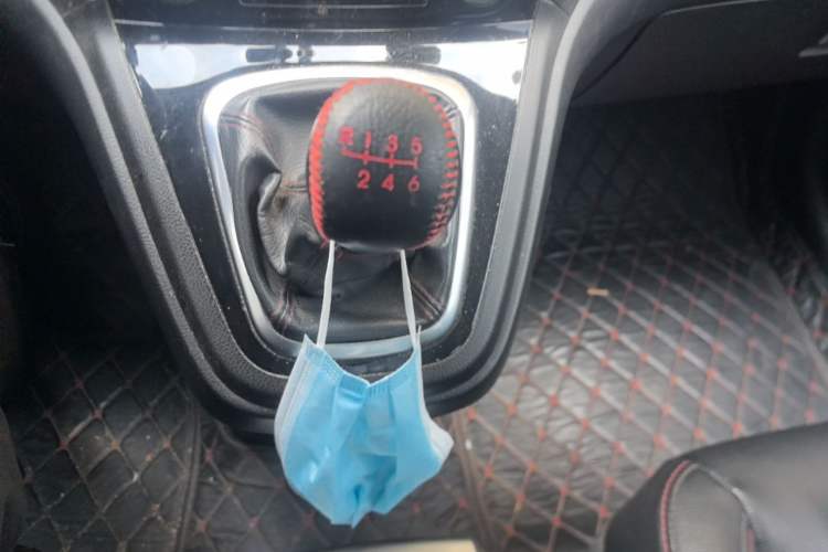 Used Haval H6 2013 Upgraded Model 1.5T Manual Two-Wheel Drive Elite Version Gear Lever