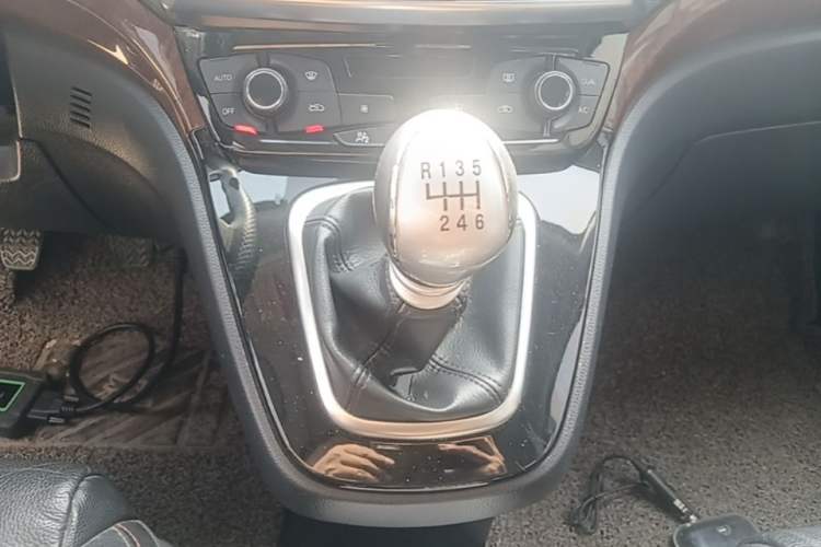 Used Haval H6 2013 Sport Edition 1.5T Manual Two-Wheel Drive Prestige Model Gear Lever