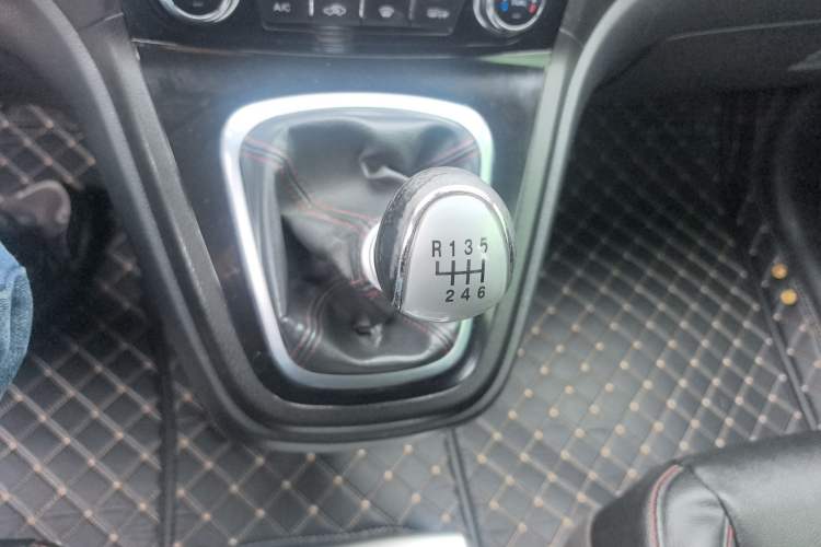 Used Haval H6 2013 Upgraded Model 1.5T Manual Two-Wheel Drive Elite Version Gear Lever