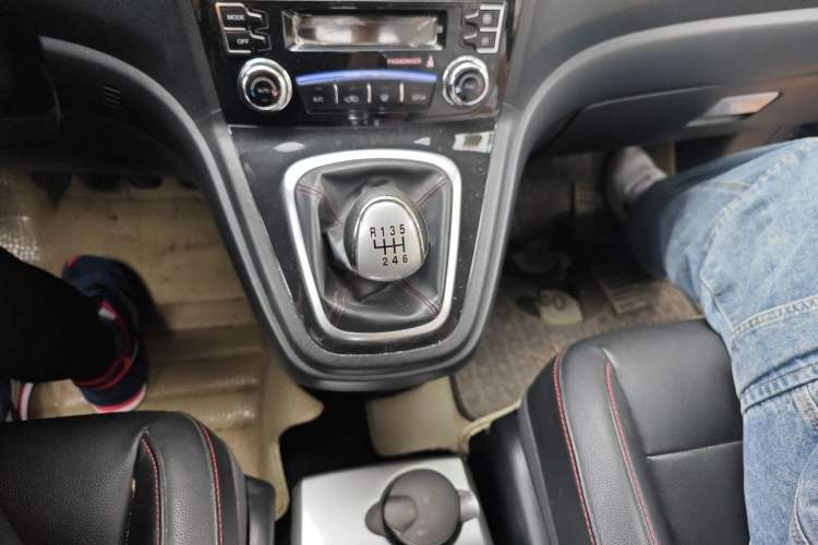 Used Haval H6 2013 Upgraded Model 1.5T Manual Two-Wheel Drive Elite Version Gear Lever