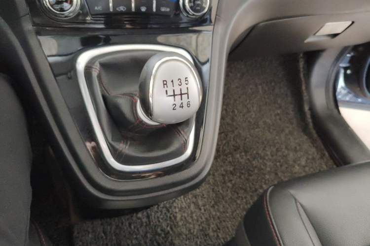 Used Haval H6 2013 Upgraded Model 1.5T Manual Two-Wheel Drive Elite Version Gear Lever