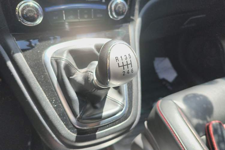 Used Haval H6 2013 Upgraded Model 1.5T Manual Two-Wheel Drive Elite Version Gear Lever