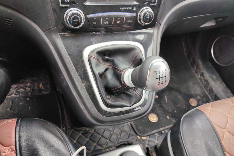 Used Haval H6 2013 Sport Edition 1.5T Manual Two-Wheel Drive Prestige Model Gear Lever