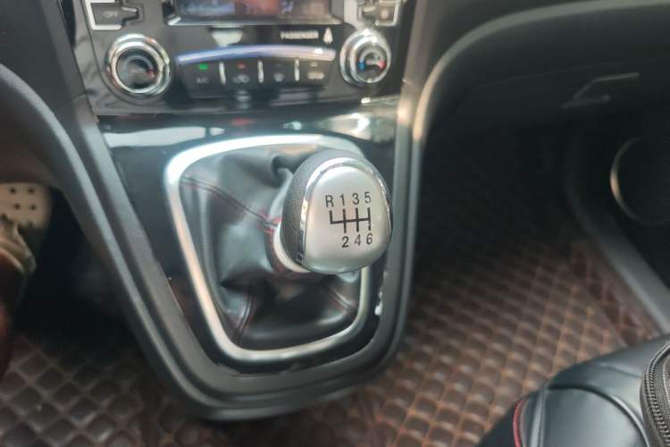 Used Haval H6 2013 Upgraded Model 1.5T Manual Two-Wheel Drive Urban Version Gear Lever
