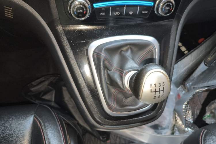 Used Haval H6 2013 Upgraded Model 1.5T Manual Two-Wheel Drive Elite Version Gear Lever