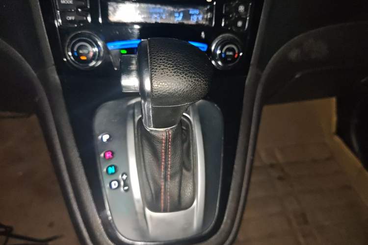 Used Haval H6 2013 Upgraded Model 2.4L Automatic Two-Wheel Drive Elite Version Gear Lever