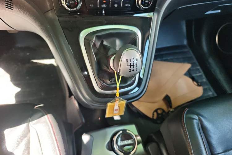 Used Haval H6 2013 Upgraded Model 1.5T Manual Two-Wheel Drive Elite Version Gear Lever