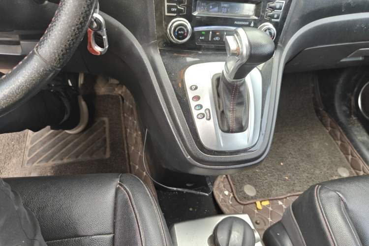 Used Haval H6 2013 Upgraded Model 2.4L Automatic Two-Wheel Drive Elite Version Gear Lever