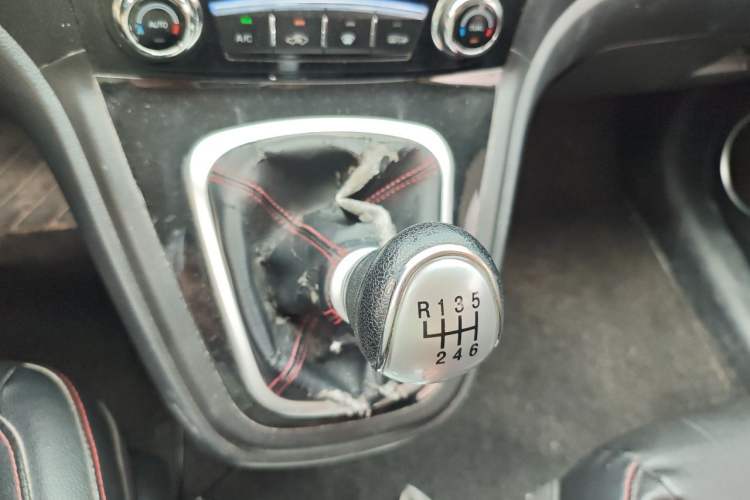 Used Haval H6 2013 Upgraded Model 1.5T Manual Two-Wheel Drive Elite Version Gear Lever