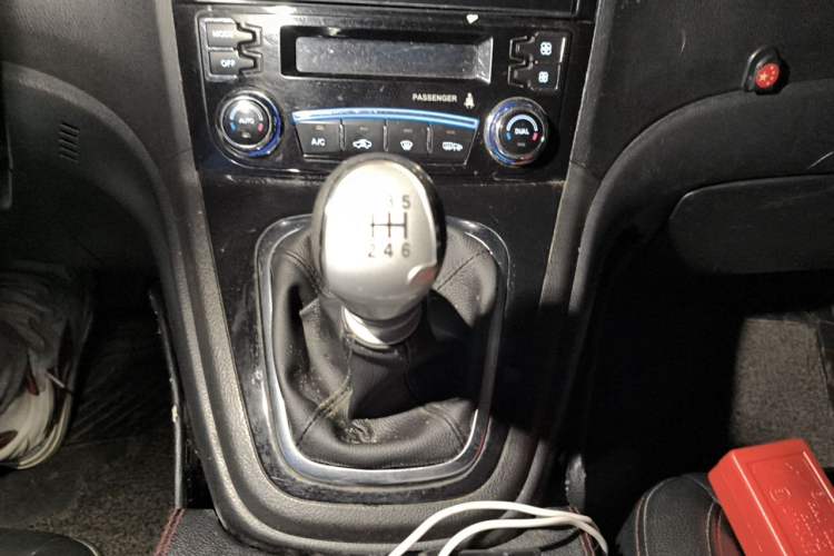 Used Haval H6 2013 Upgraded Model 1.5T Manual Two-Wheel Drive Elite Version Gear Lever