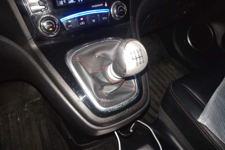 Used Haval H6 2013 Upgraded Model 1.5T Manual Two-Wheel Drive Elite Version Gear Lever