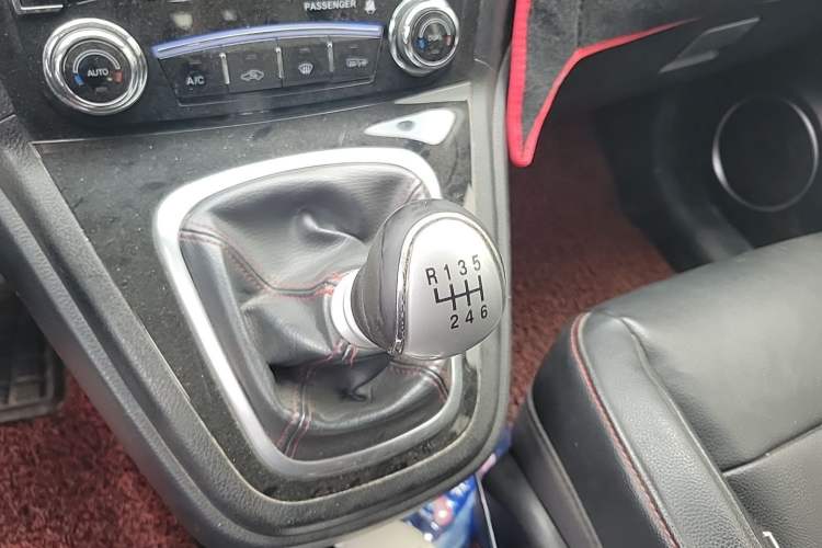 Used Haval H6 2013 Upgraded Model 1.5T Manual Two-Wheel Drive Urban Version Gear Lever