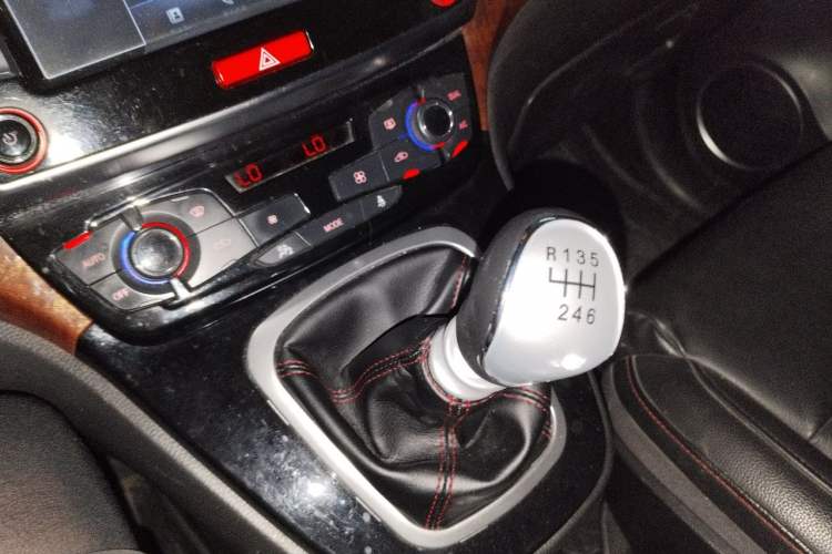 Used Haval H6 2013 Sport Edition 1.5T Manual Two-Wheel Drive Prestige Model Gear Lever