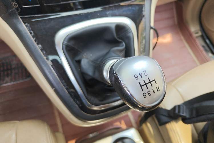 Used Haval H6 2013 Upgraded Model 1.5T Manual Two-Wheel Drive Urban Version Gear Lever