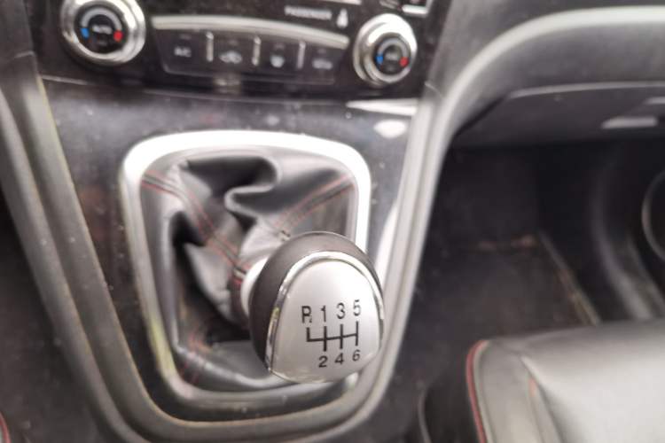 Used Haval H6 2013 Upgraded Model 1.5T Manual Two-Wheel Drive Elite Version Gear Lever