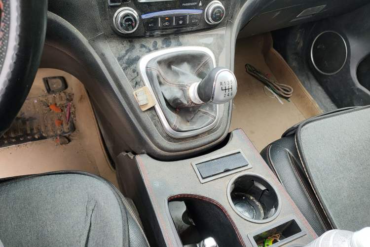Used Haval H6 2013 Upgraded Model 1.5T Manual Two-Wheel Drive Urban Version Gear Lever