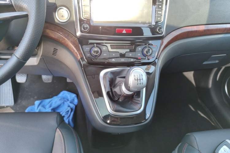 Used Haval H6 2013 Sports Edition 1.5T Manual Two-Wheel Drive Elite Model Gear Lever
