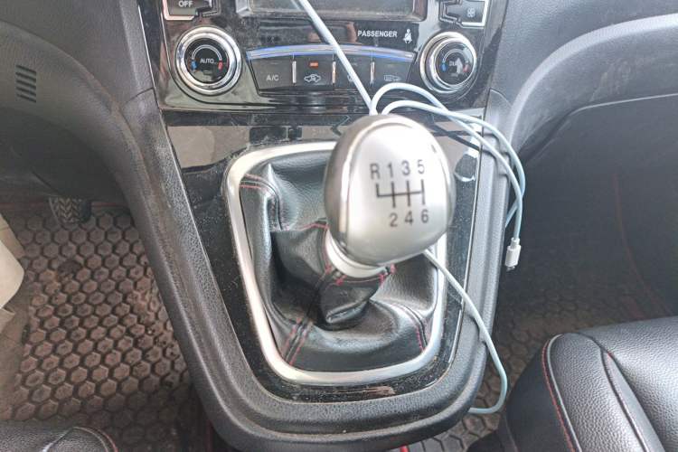 Used Haval H6 2013 Upgraded Model 1.5T Manual Two-Wheel Drive Elite Version Gear Lever