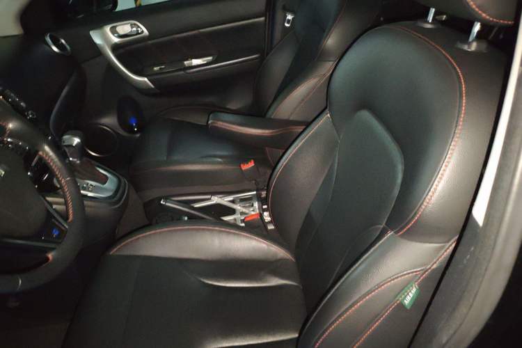 Used Haval H6 2013 Upgraded Model 2.4L Automatic Two-Wheel Drive Elite Version Left Front Seat
