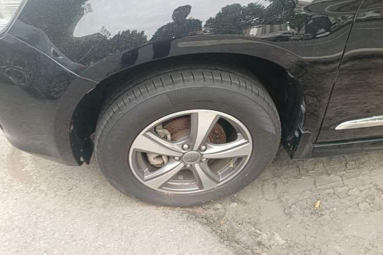 Used Haval H6 2013 Upgraded Model 2.4L Automatic Two-Wheel Drive Elite Version Left Front Wheel Hub