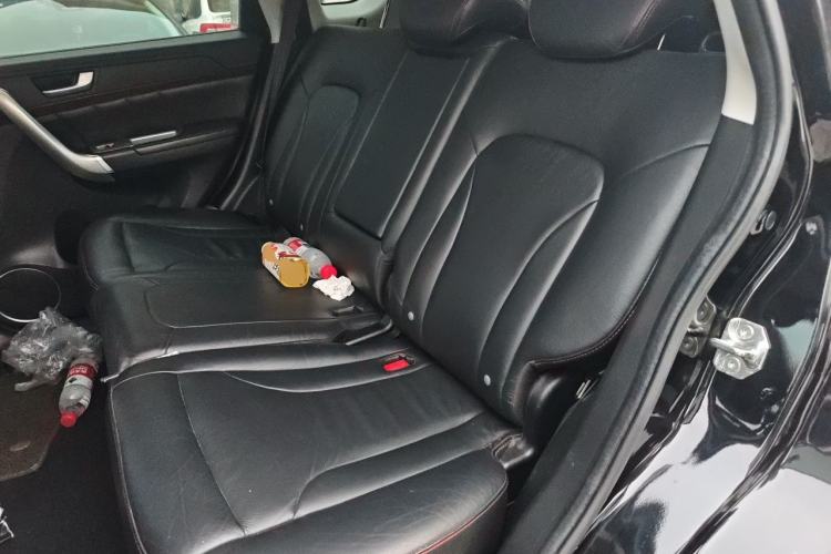 Used Haval H6 2013 Upgraded Model 1.5T Manual Two-Wheel Drive Prestige Version Left Rear Seat