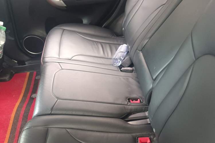 Used Haval H6 2013 Upgraded Model 1.5T Manual Two-Wheel Drive Prestige Version Left Rear Seat