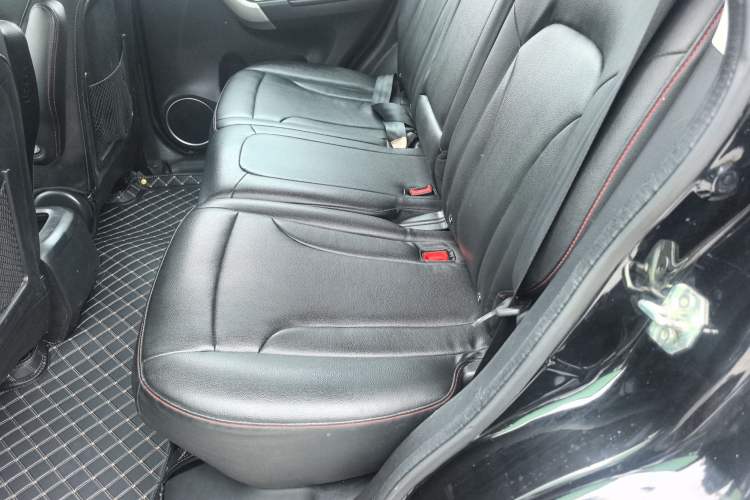 Used Haval H6 2013 Upgraded Model 1.5T Manual Two-Wheel Drive Elite Version Left Rear Seat