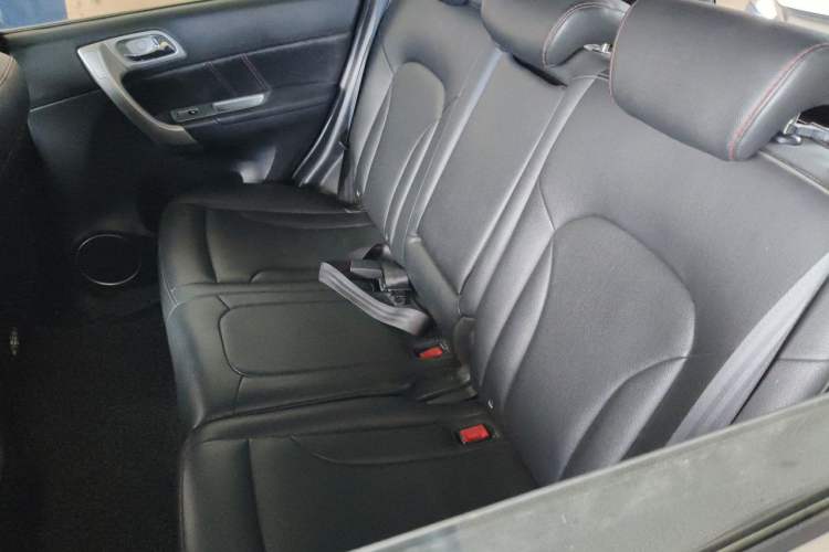 Used Haval H6 2013 Upgraded Model 1.5T Manual Two-Wheel Drive Elite Version Left Rear Seat