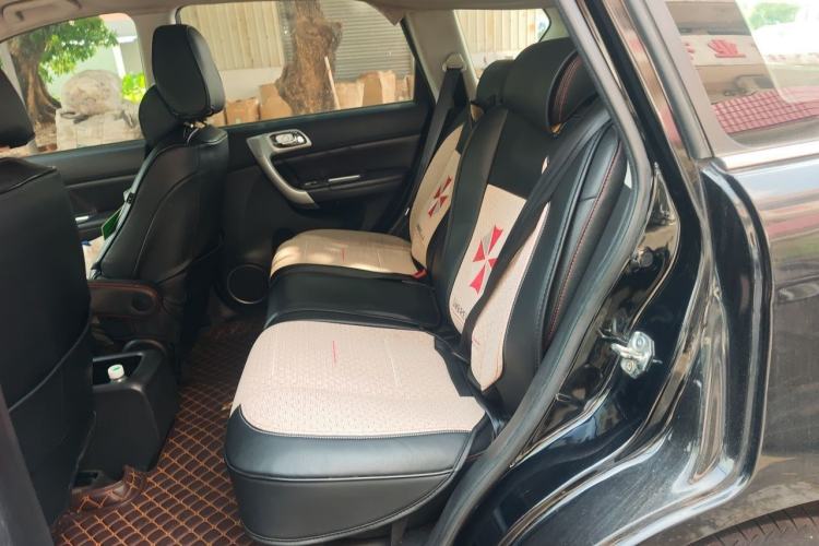 Used Haval H6 2013 Upgraded Model 1.5T Manual Two-Wheel Drive Urban Version Left Rear Seat
