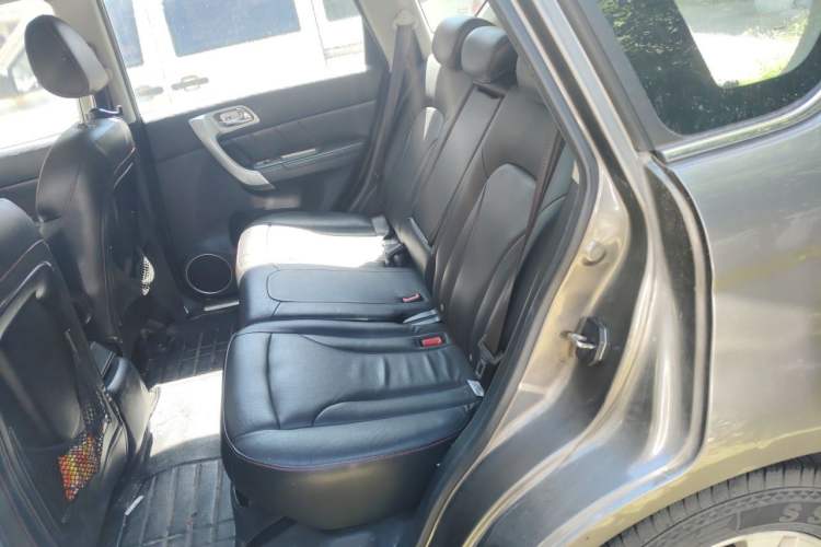 Used Haval H6 2013 Upgraded Model 1.5T Manual Two-Wheel Drive Prestige Version Left Rear Seat