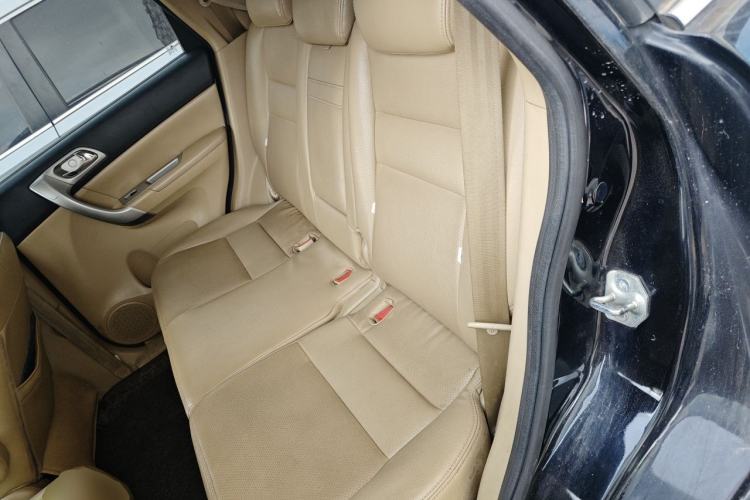 Used Haval H6 2013 Upgraded Model 2.4L Automatic Two-Wheel Drive Elite Version Left Rear Seat