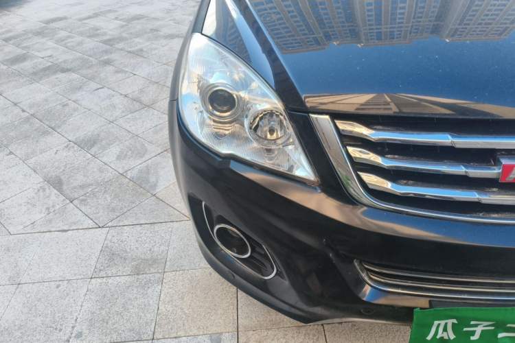 Used Haval H6 2013 Upgraded Model 2.4L Automatic Two-Wheel Drive Elite Version Right Front Headlight