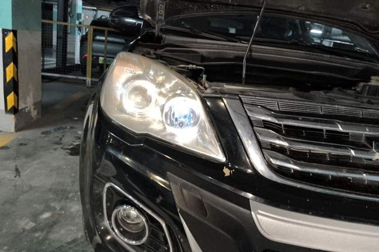 Used Haval H6 2013 Upgraded Model 1.5T Manual Two-Wheel Drive Elite Version Right Front Headlight