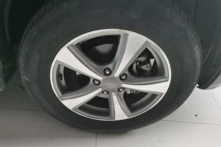 Used Haval H6 2013 Upgraded Model 2.4L Automatic Two-Wheel Drive Elite Version Right Front Wheel Hub