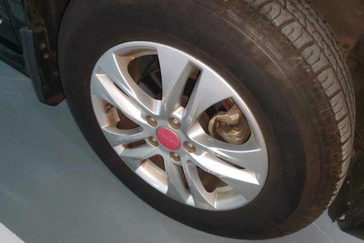 Used Haval H6 2013 Upgraded Model 1.5T Manual Two-Wheel Drive Elite Version Right Front Wheel Hub